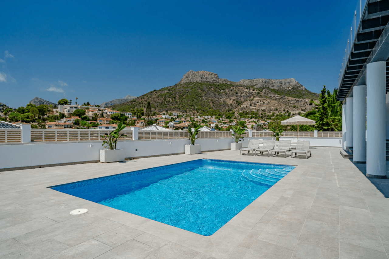 Villa recién renovada a solo 300m de Puerto Blanco en Calpe en venta.