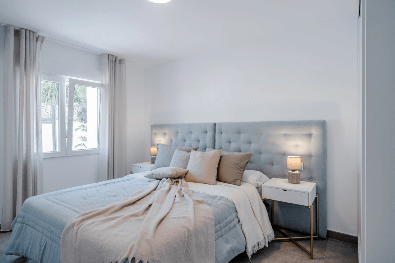 Villa recién renovada a solo 300m de Puerto Blanco en Calpe en venta.