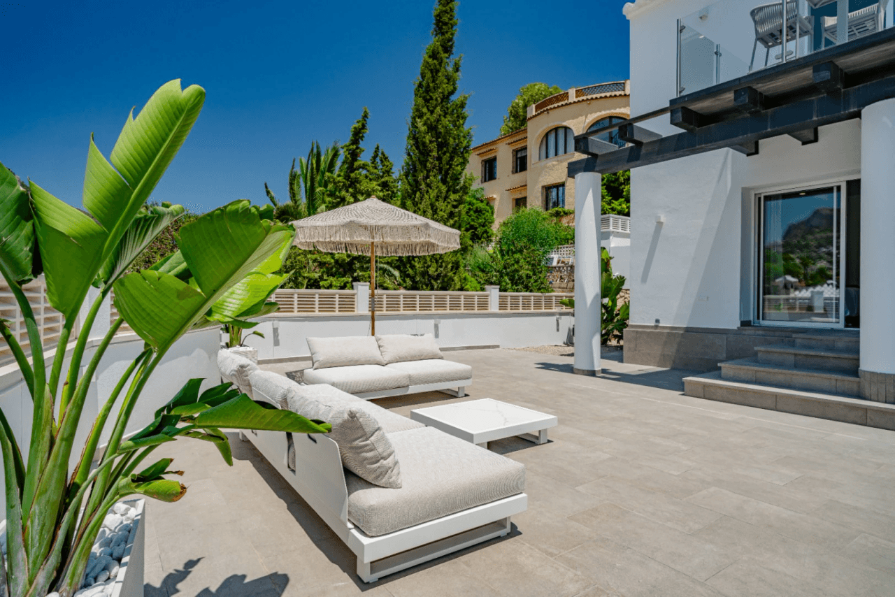 Villa recién renovada a solo 300m de Puerto Blanco en Calpe en venta.