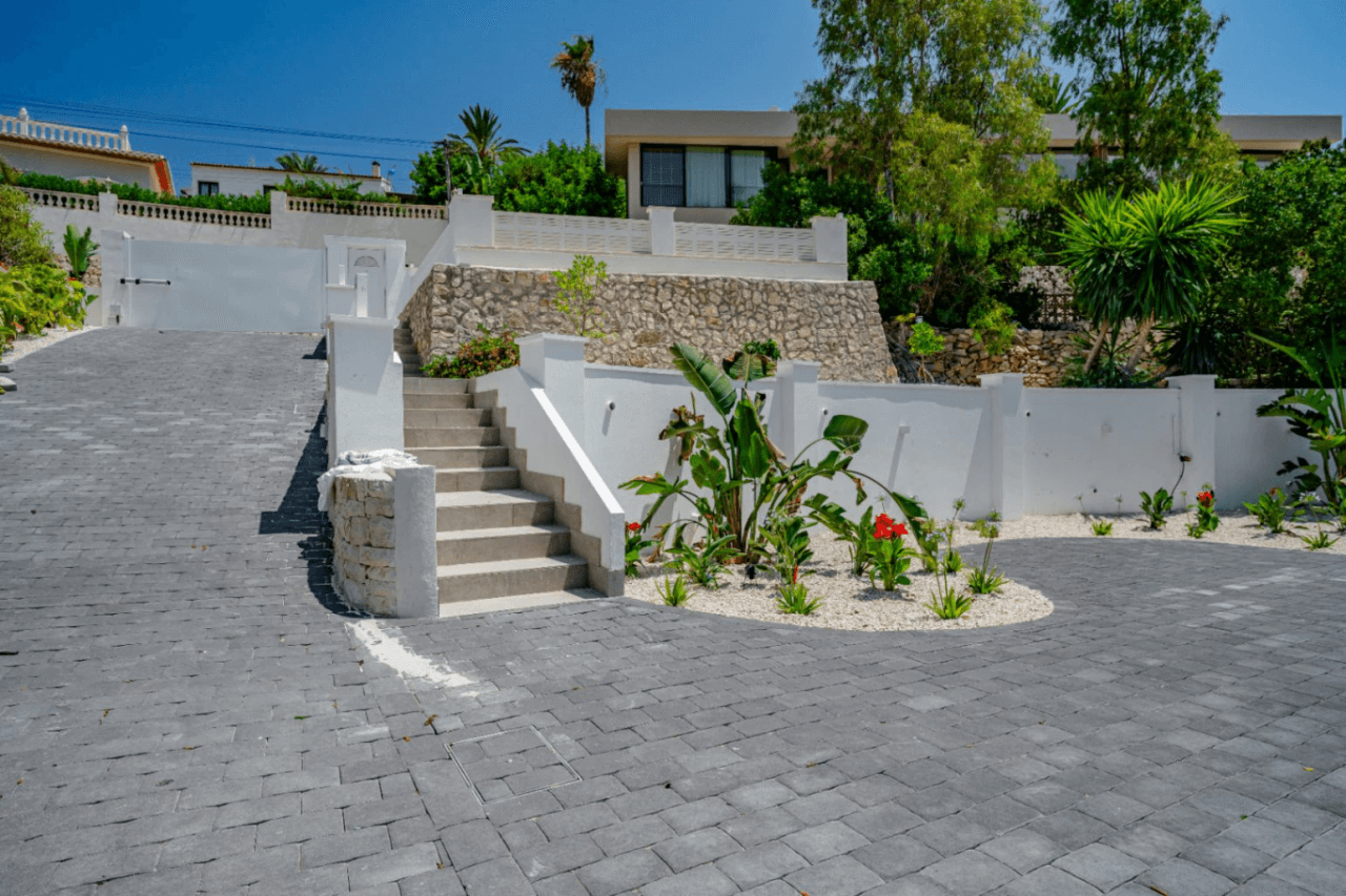 Villa recién renovada a solo 300m de Puerto Blanco en Calpe en venta.