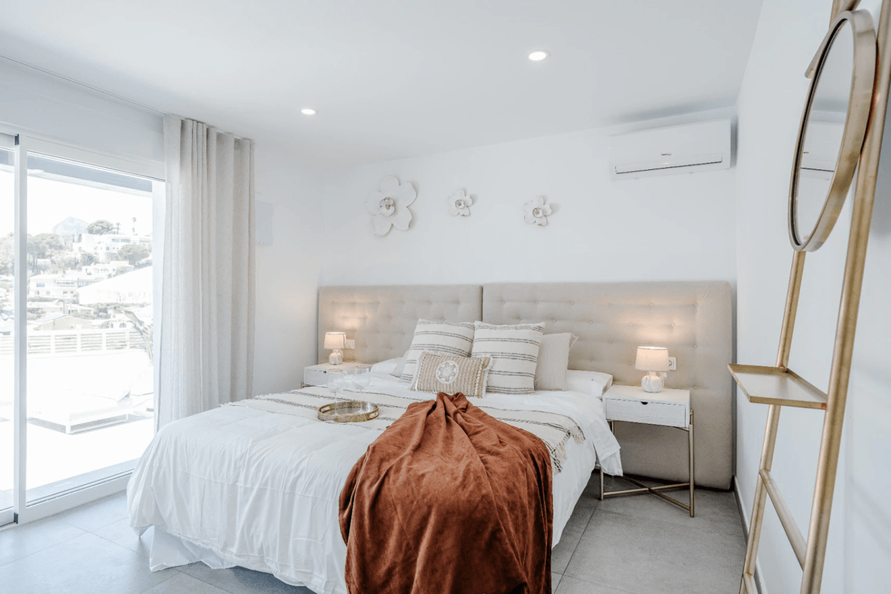 Villa recién renovada a solo 300m de Puerto Blanco en Calpe en venta.