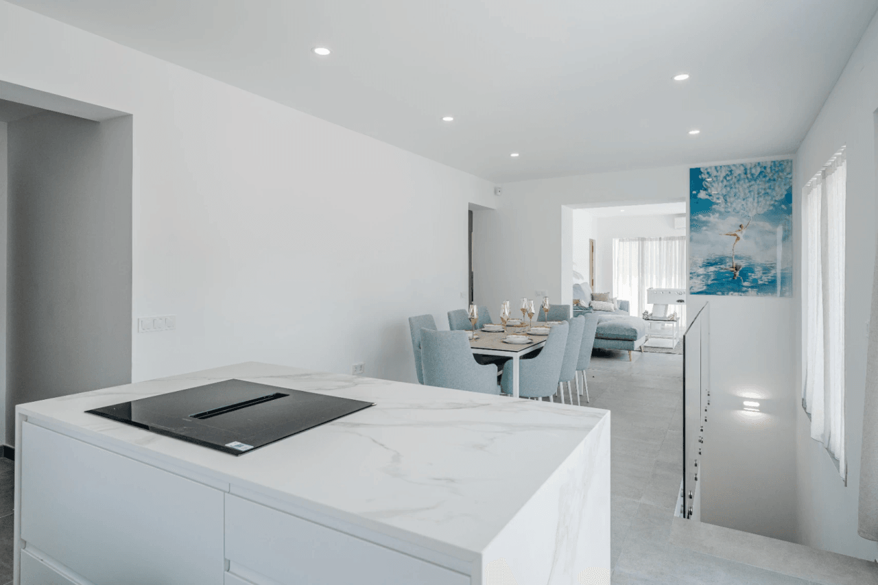 Villa recién renovada a solo 300m de Puerto Blanco en Calpe en venta.