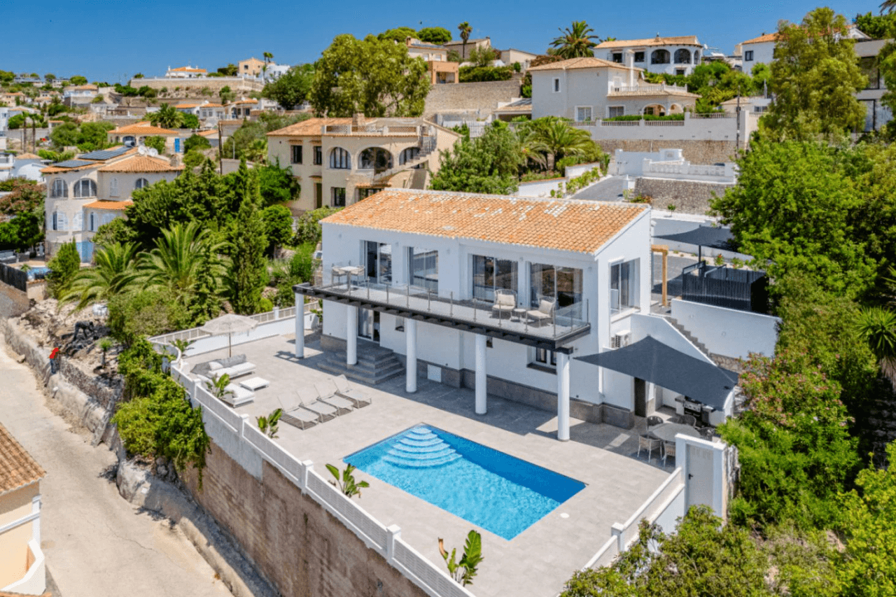 Villa recién renovada a solo 300m de Puerto Blanco en Calpe en venta.
