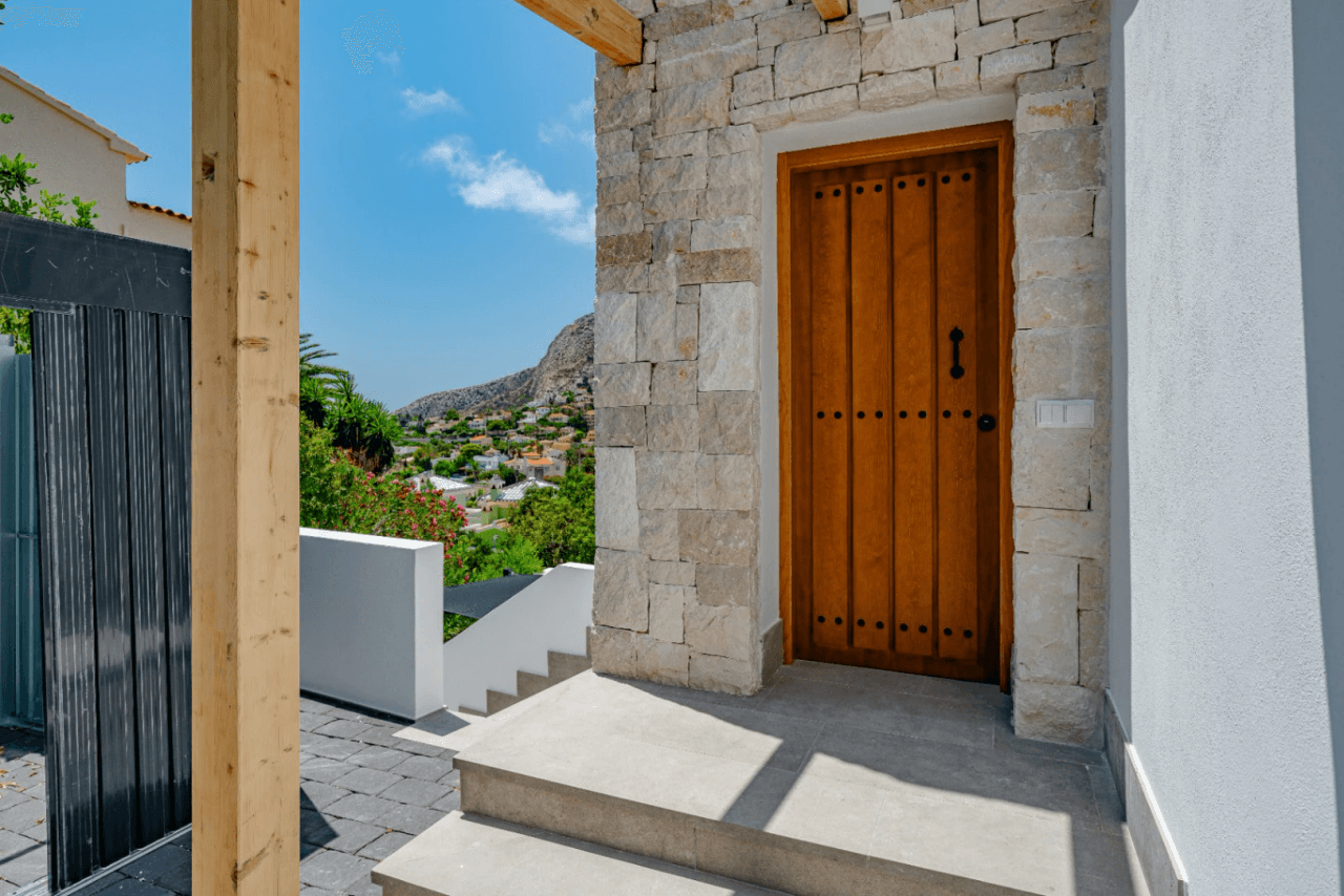 Villa recién renovada a solo 300m de Puerto Blanco en Calpe en venta.