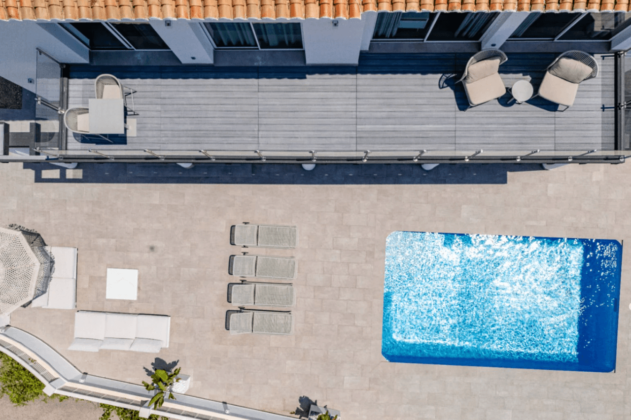 Villa recién renovada a solo 300m de Puerto Blanco en Calpe en venta.