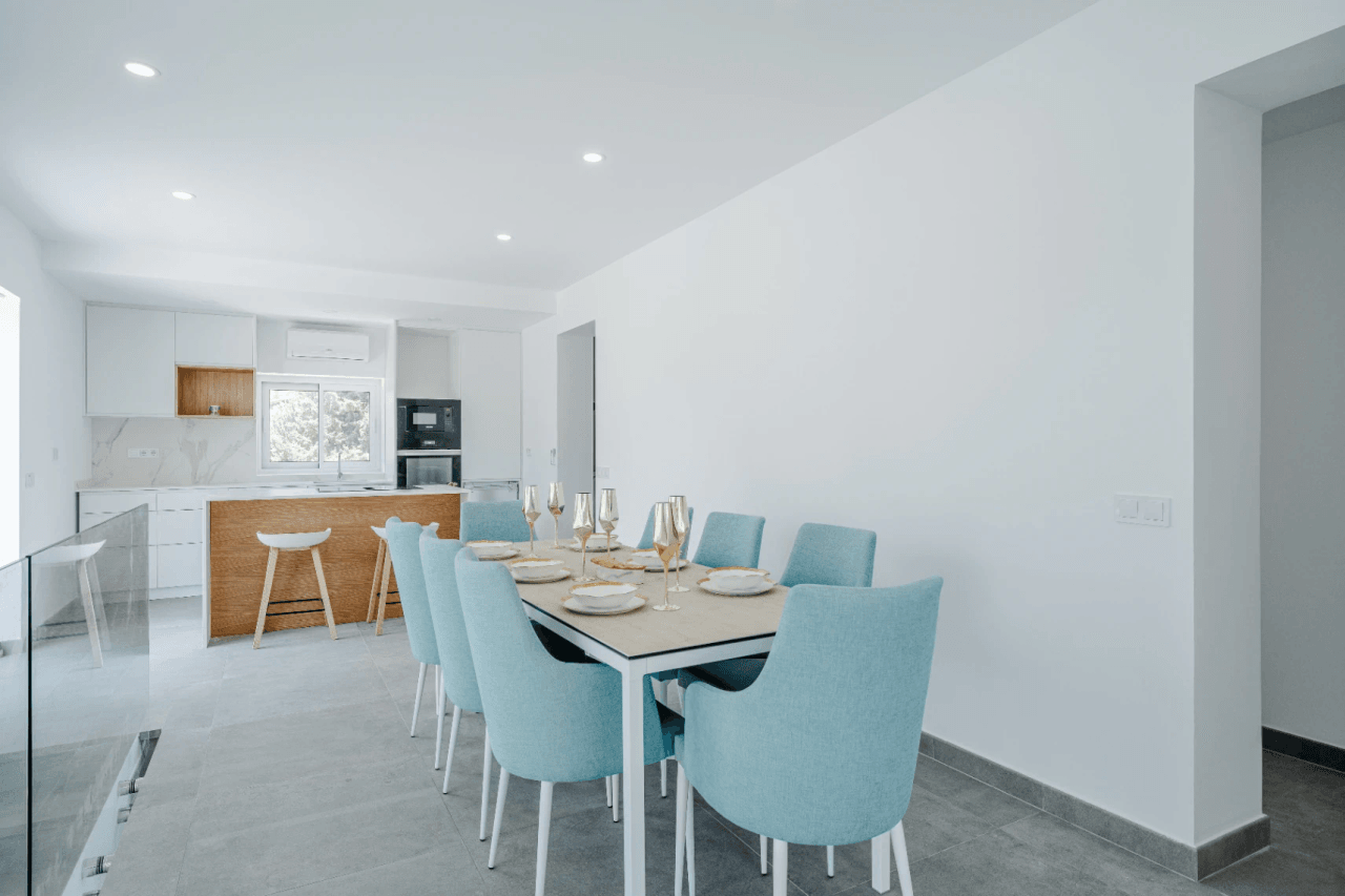 Villa recién renovada a solo 300m de Puerto Blanco en Calpe en venta.