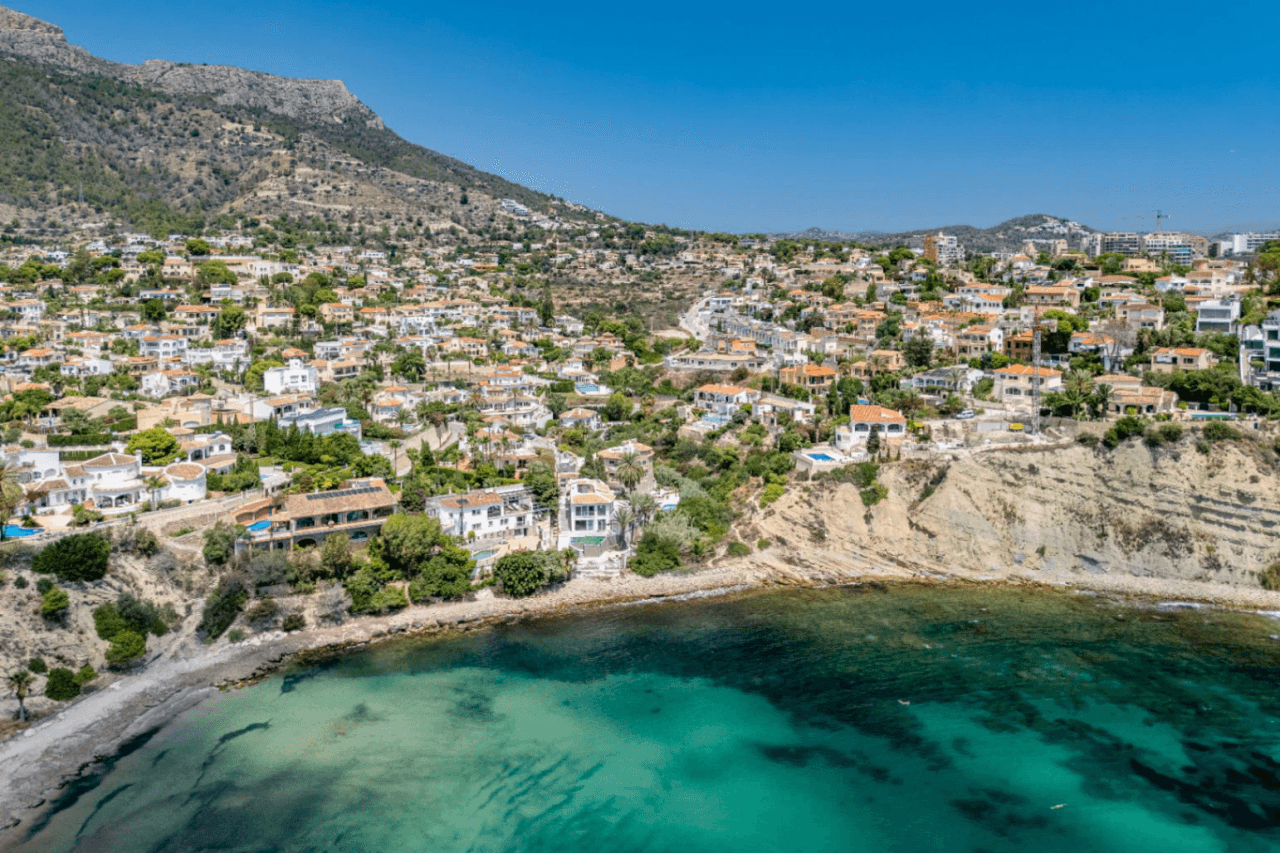 Villa recién renovada a solo 300m de Puerto Blanco en Calpe en venta.