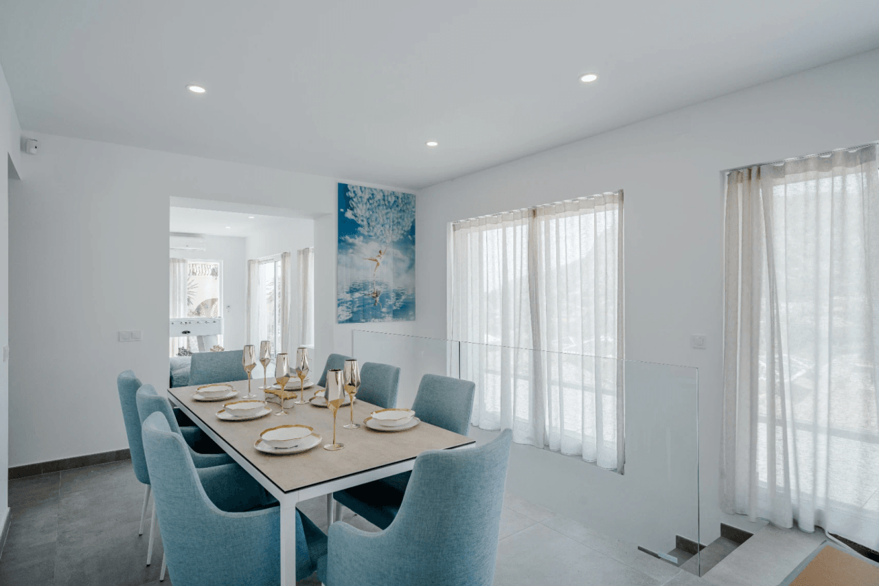 Villa recién renovada a solo 300m de Puerto Blanco en Calpe en venta.