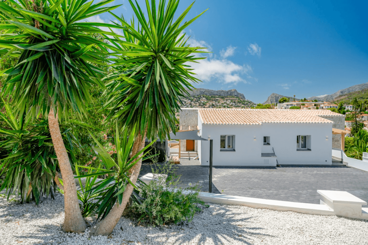 Villa recién renovada a solo 300m de Puerto Blanco en Calpe en venta.