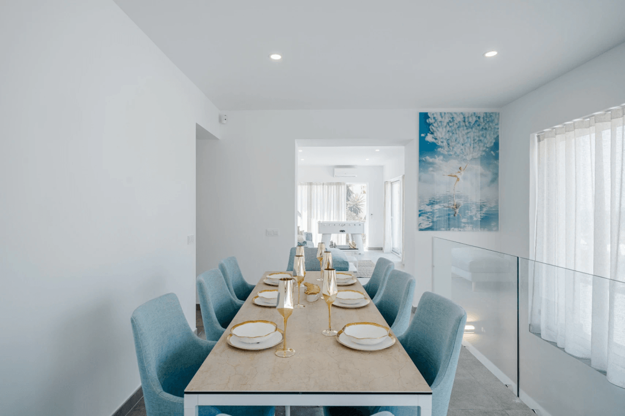 Villa recién renovada a solo 300m de Puerto Blanco en Calpe en venta.
