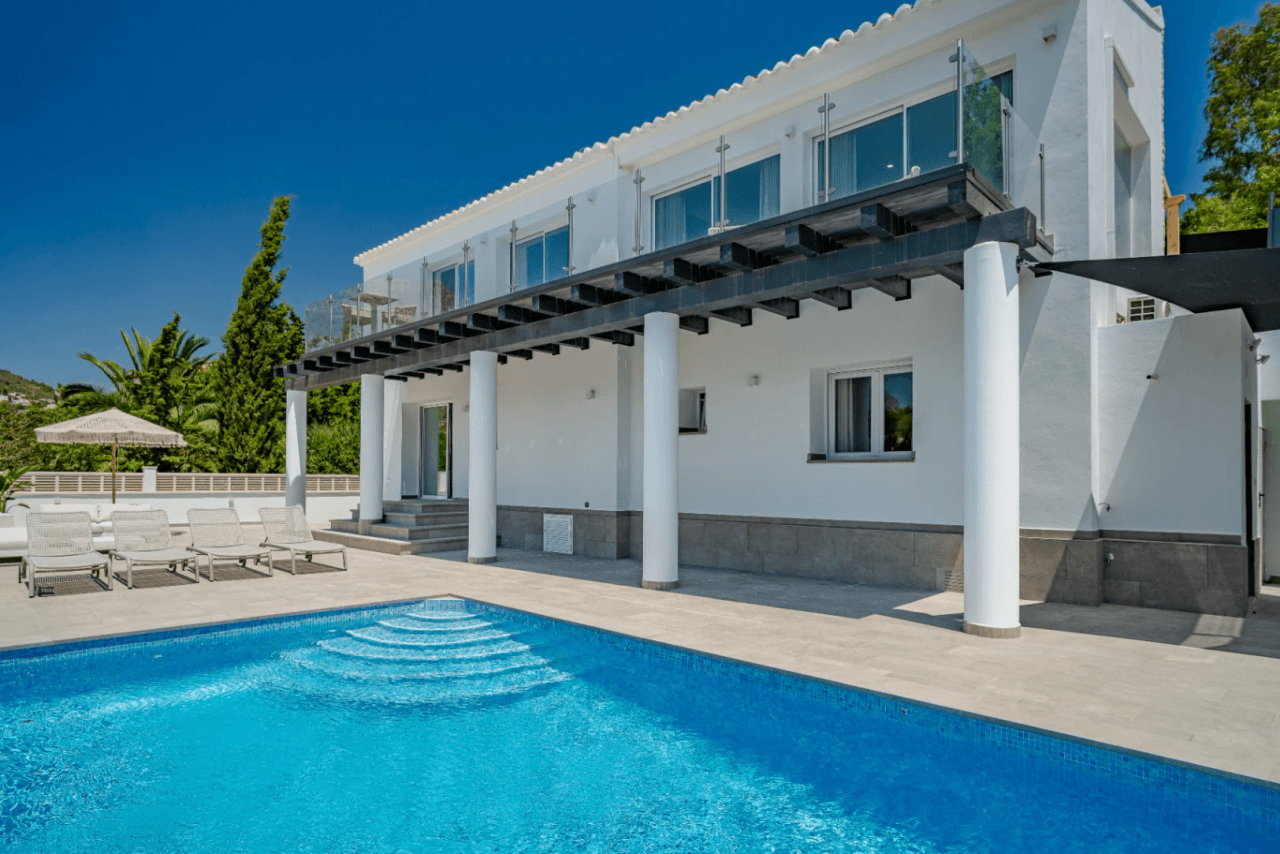Villa recién renovada a solo 300m de Puerto Blanco en Calpe en venta.