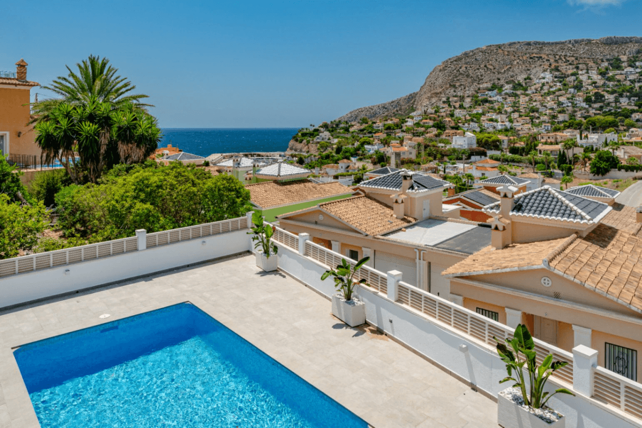 Villa recién renovada a solo 300m de Puerto Blanco en Calpe en venta.