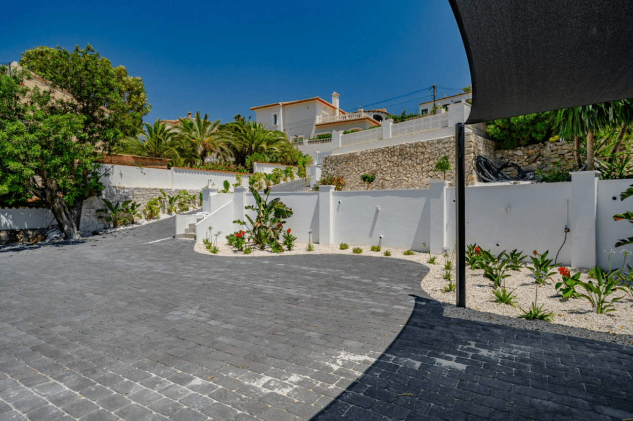 Villa recién renovada a solo 300m de Puerto Blanco en Calpe en venta.