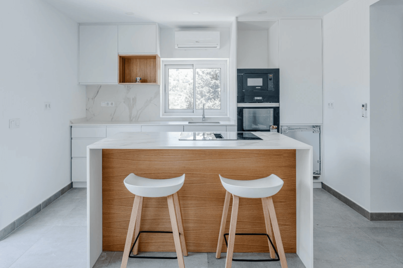 Villa recién renovada a solo 300m de Puerto Blanco en Calpe en venta.
