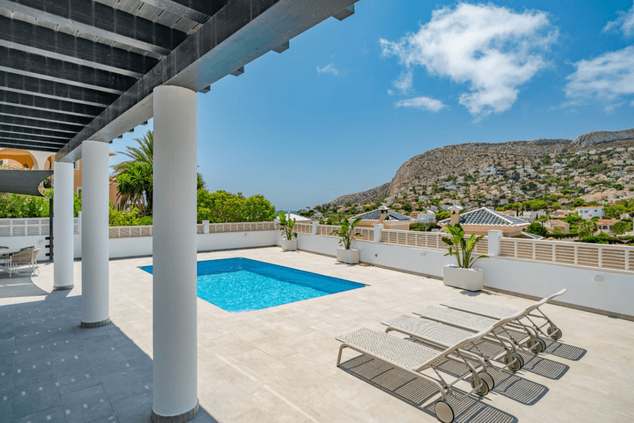 Villa recién renovada a solo 300m de Puerto Blanco en Calpe en venta.
