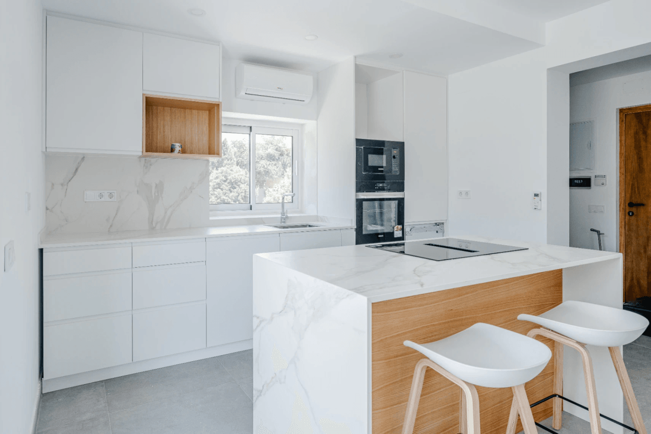 Villa recién renovada a solo 300m de Puerto Blanco en Calpe en venta.
