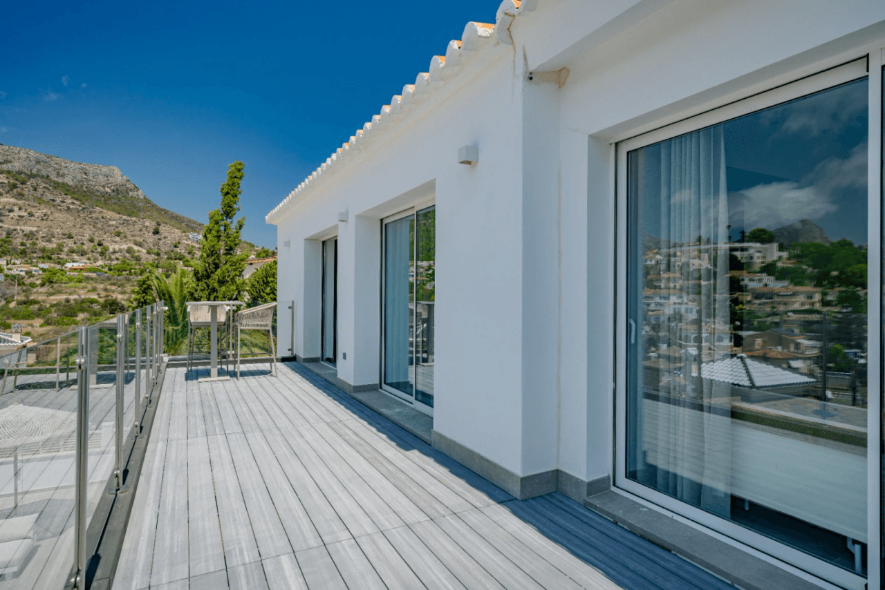 Villa recién renovada a solo 300m de Puerto Blanco en Calpe en venta.