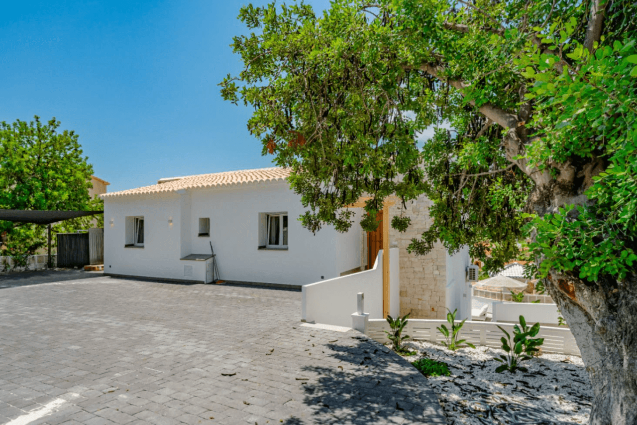 Villa recién renovada a solo 300m de Puerto Blanco en Calpe en venta.