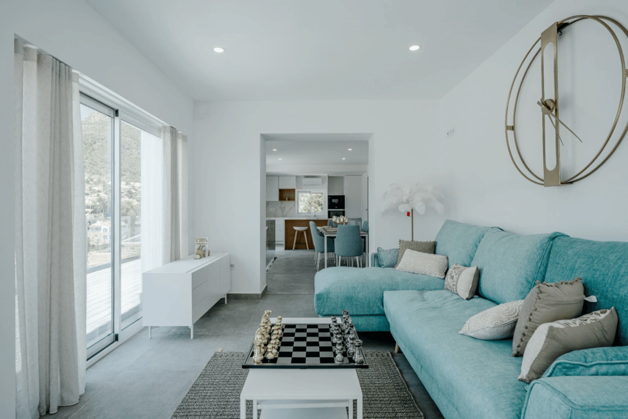 Villa recién renovada a solo 300m de Puerto Blanco en Calpe en venta.