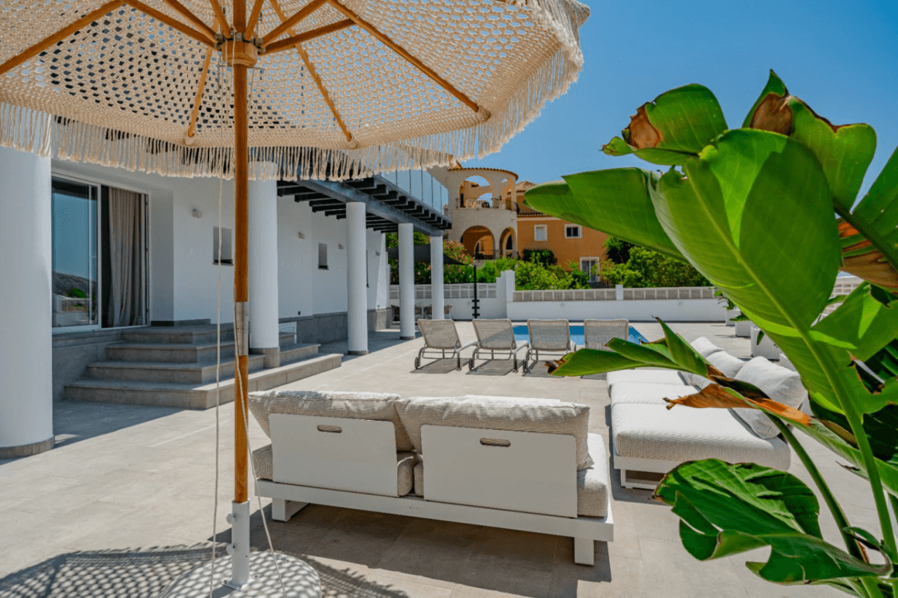 Villa recién renovada a solo 300m de Puerto Blanco en Calpe en venta.