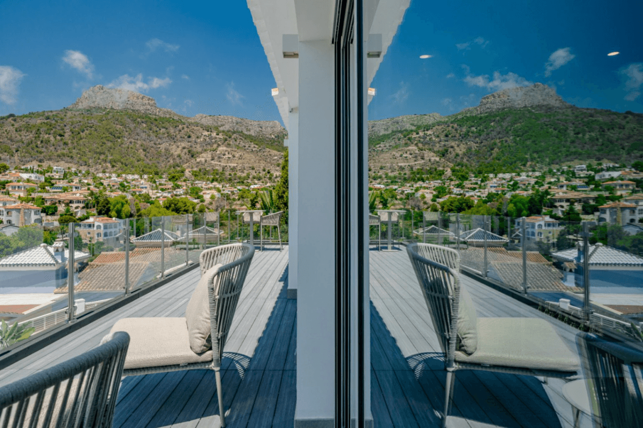 Villa recién renovada a solo 300m de Puerto Blanco en Calpe en venta.