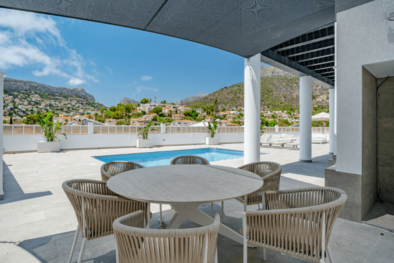 Villa recién renovada a solo 300m de Puerto Blanco en Calpe en venta.