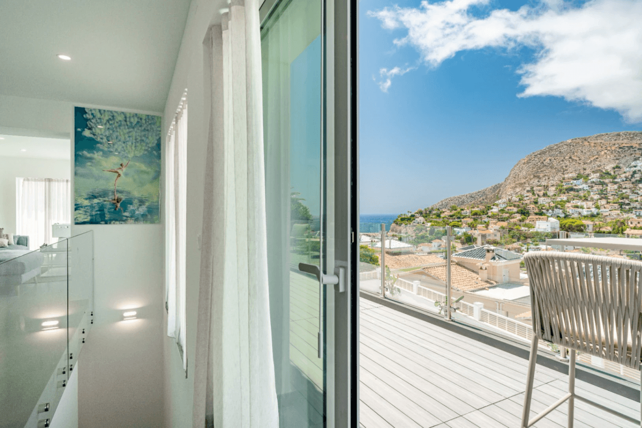 Villa recién renovada a solo 300m de Puerto Blanco en Calpe en venta.