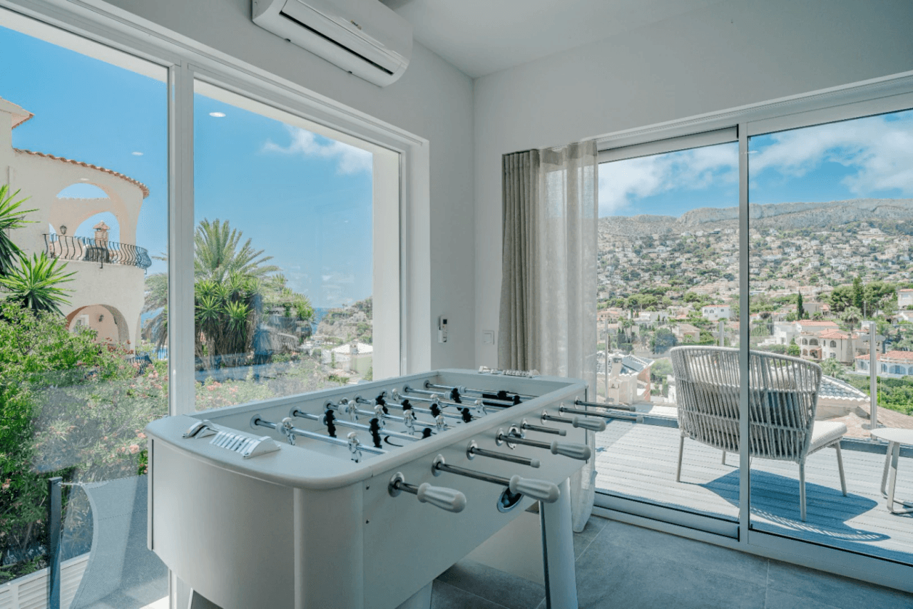 Villa recién renovada a solo 300m de Puerto Blanco en Calpe en venta.
