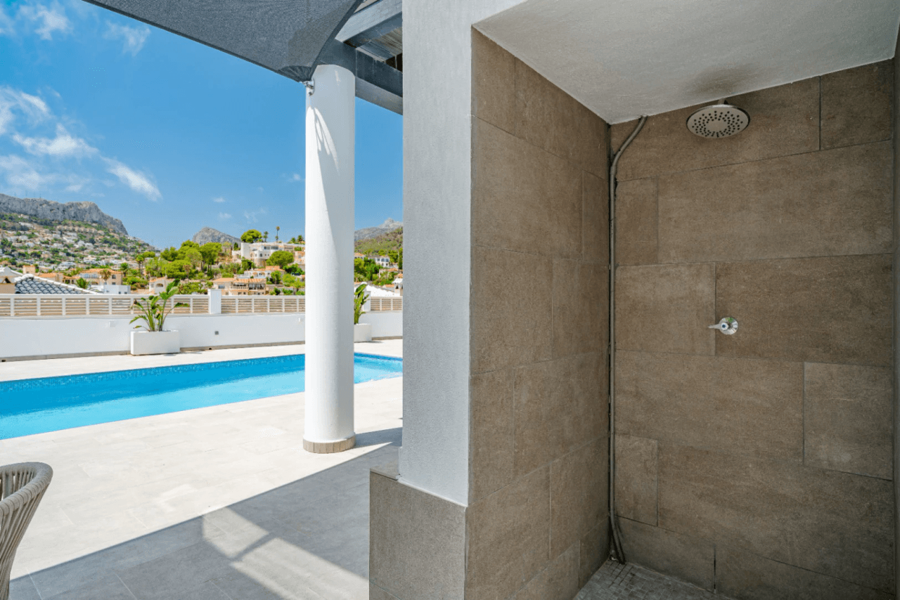Villa recién renovada a solo 300m de Puerto Blanco en Calpe en venta.