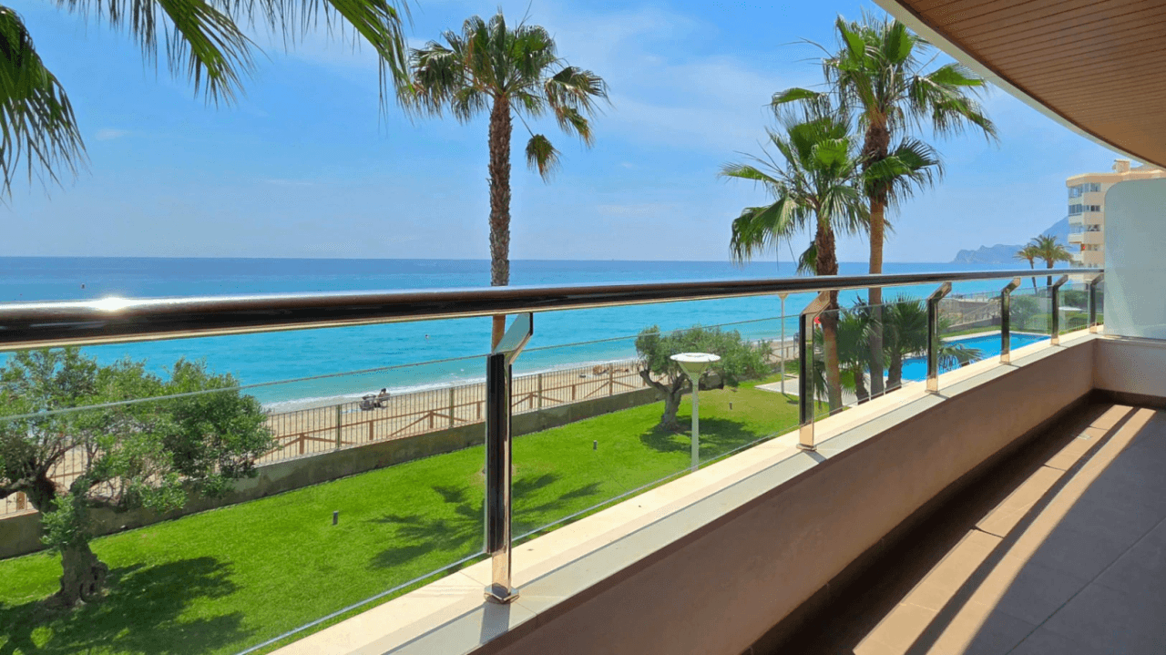 Appartement en première ligne de mer à louer pour la semaine à Cap Negret Altea disponible - Juillet, août et septembre encore possibles.