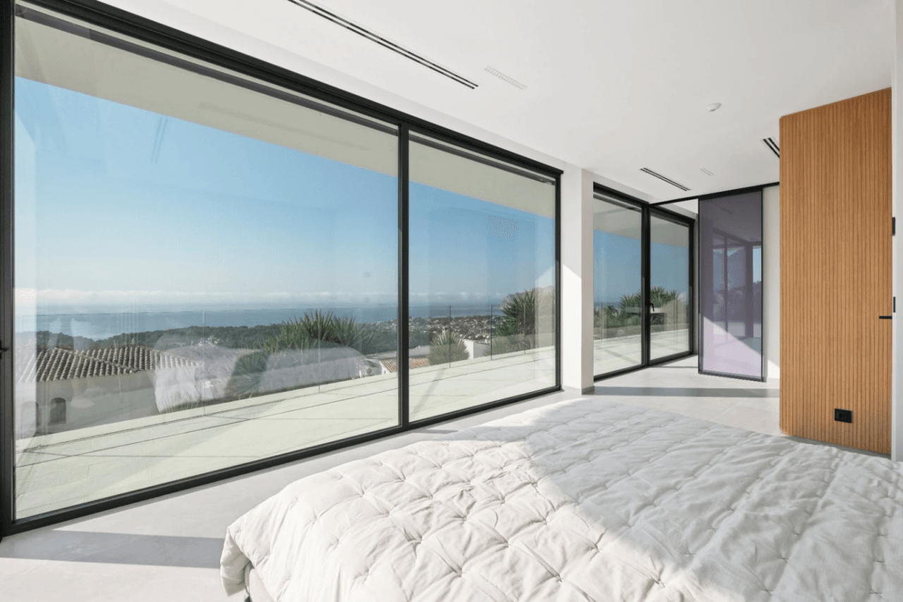 Impresionante villa de nueva construcción en Benissa con vistas panorámicas al mar de la costa