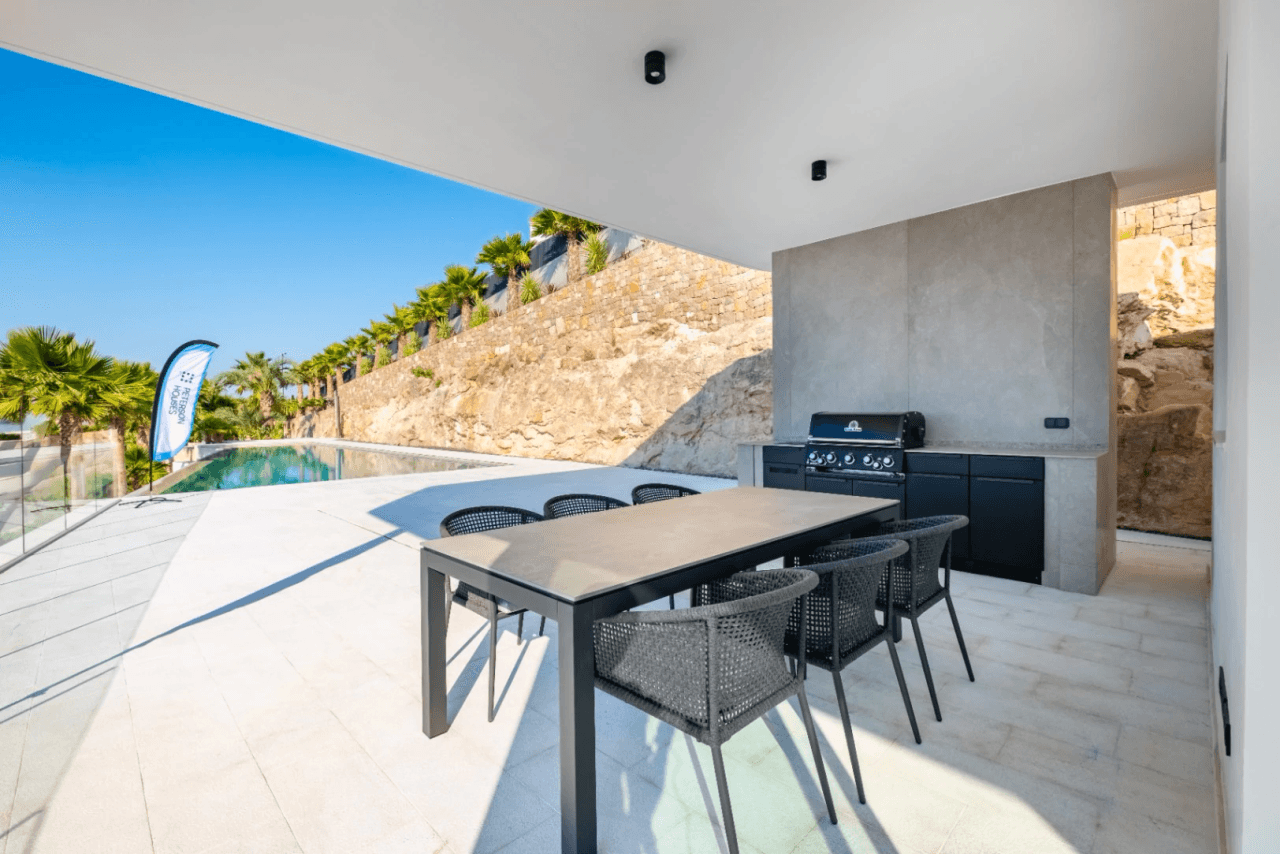 Impresionante villa de nueva construcción en Benissa con vistas panorámicas al mar de la costa