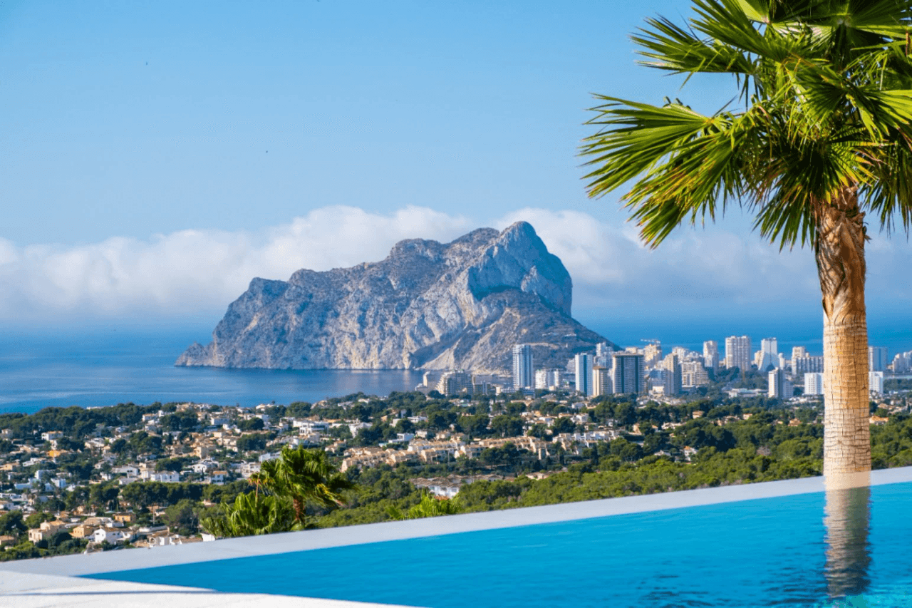 Impresionante villa de nueva construcción en Benissa con vistas panorámicas al mar de la costa