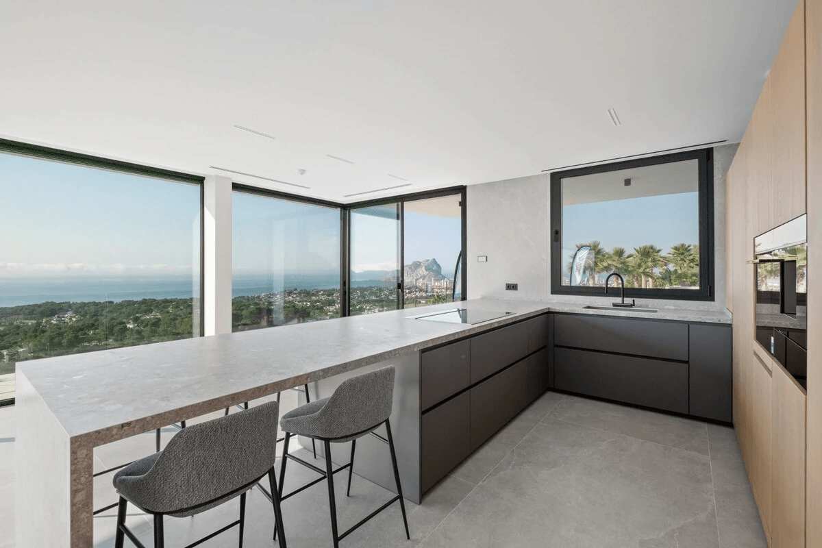 Impresionante villa de nueva construcción en Benissa con vistas panorámicas al mar de la costa