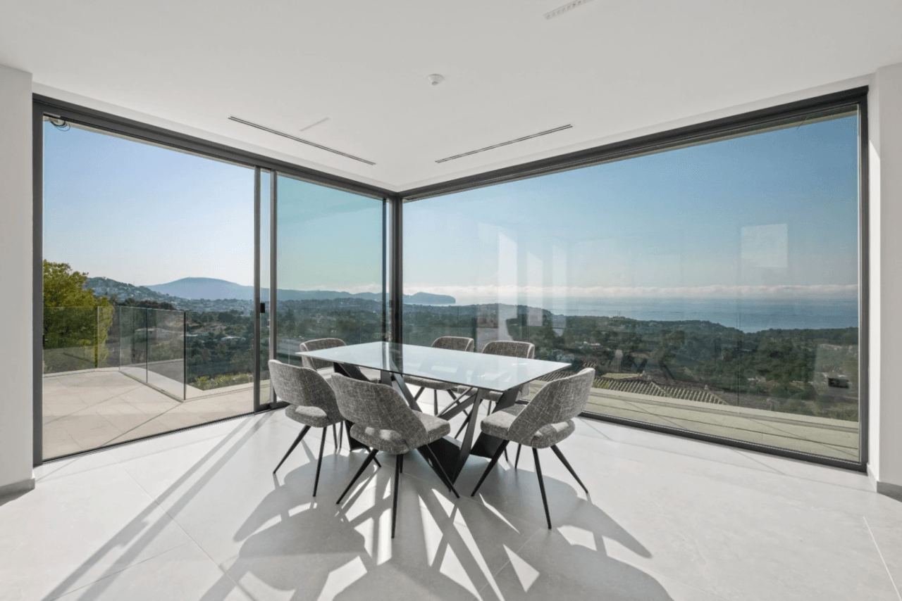 Impresionante villa de nueva construcción en Benissa con vistas panorámicas al mar de la costa