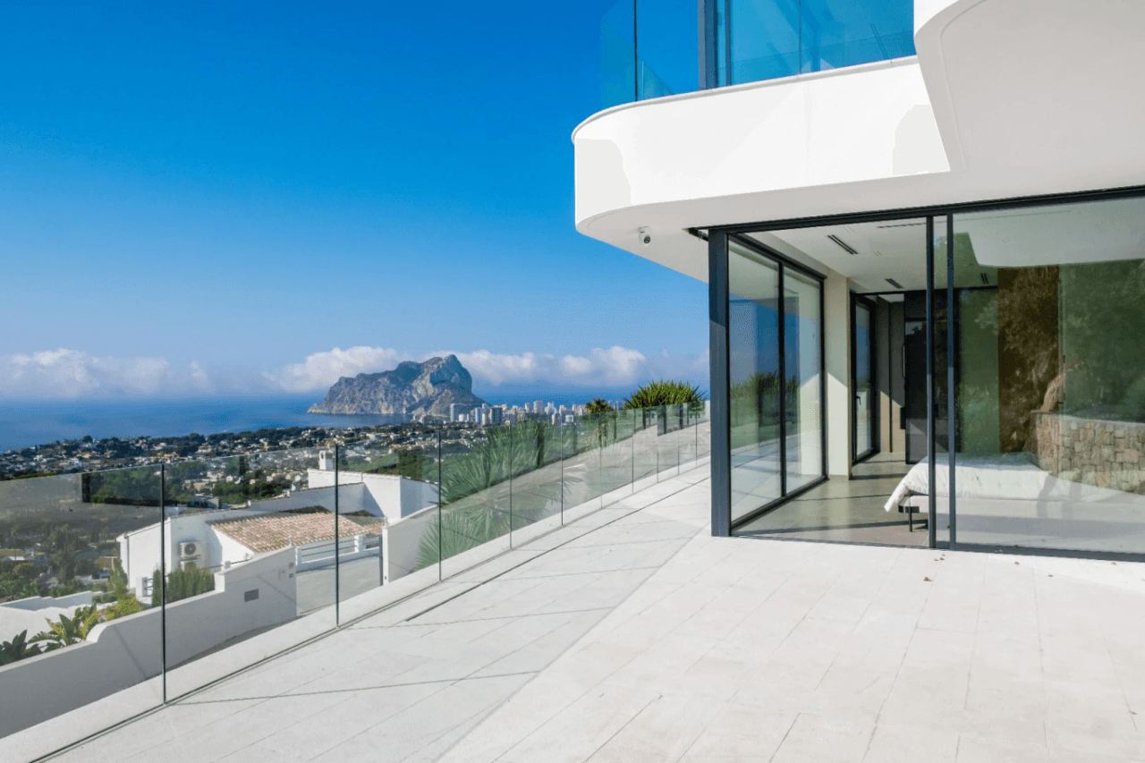 Impresionante villa de nueva construcción en Benissa con vistas panorámicas al mar de la costa