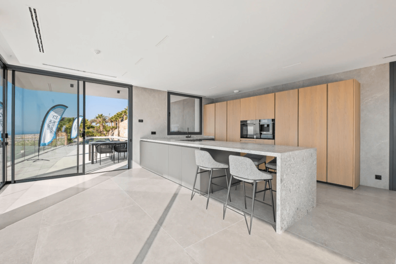 Impresionante villa de nueva construcción en Benissa con vistas panorámicas al mar de la costa